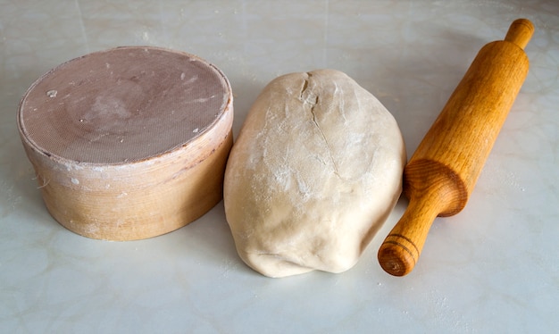 Pão de massa na mesa da cozinha.