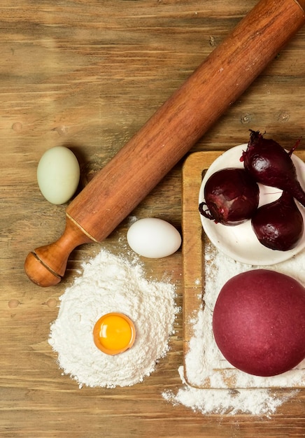 Pão de massa roxa para macarrão com ingredientes em cima da mesa