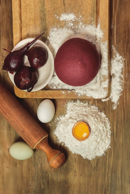 Pão de massa roxa para macarrão com ingredientes em cima da mesa