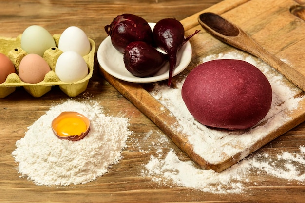 Pão de massa roxo para macarrão com ingredientes em cima da mesa