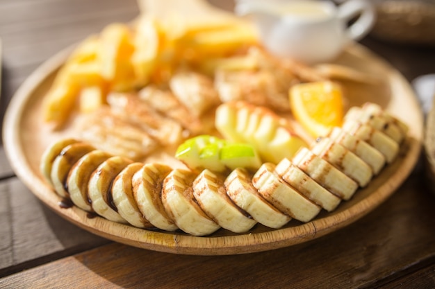 Pão de mel com banana fatiada