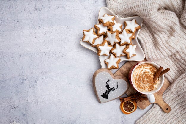 Pão de mel com caneca de chocolate quente e pirulito de natal.