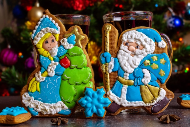 Pão de mel de natal em forma de biscoitos caseiros do papai noel e da donzela da neve