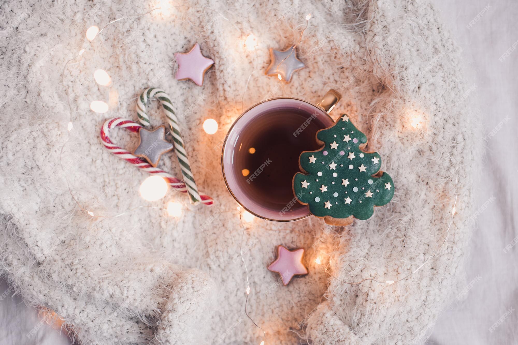 Pão de mel de natal sobre luzes brilhantes com closeup de doces. vista do topo. bom dia. xmas. temporada de férias de inverno. | Foto Premium Pão de mel de natal sobre luzes brilhantes com closeup de doces. vista do topo. bom dia. xmas. temporada de férias de inverno. | Foto Premium