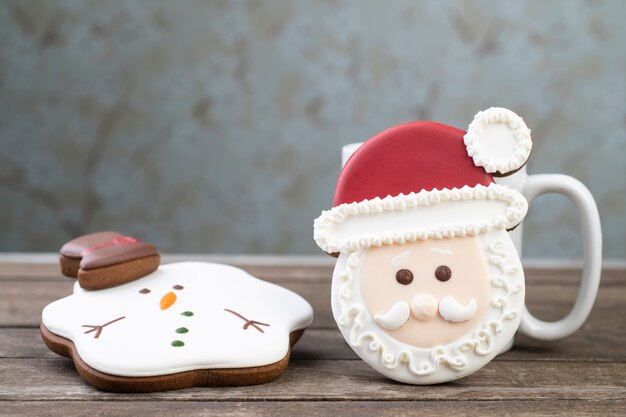 Foto pão de mel de natal tradicional sobre uma mesa de madeira.