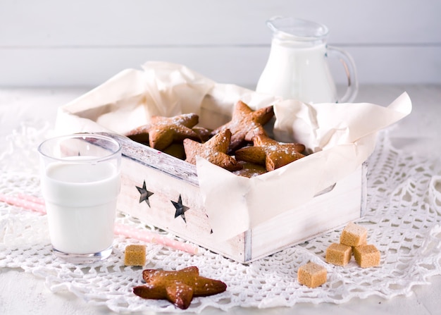 Foto pão de mel em forma de estrela. cookies para o papai noel. café da manhã em estilo rústico.