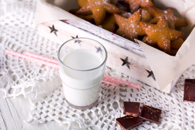 Pão de mel em forma de estrela. Cookies para o Papai Noel. Café da manhã em estilo rústico.