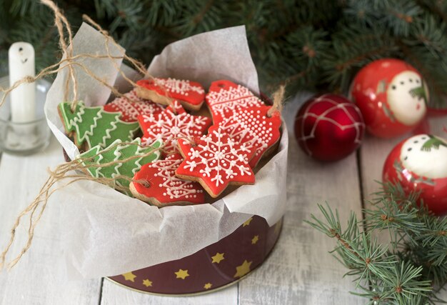 Pão de mel em uma caixa de lata com decoração de Natal