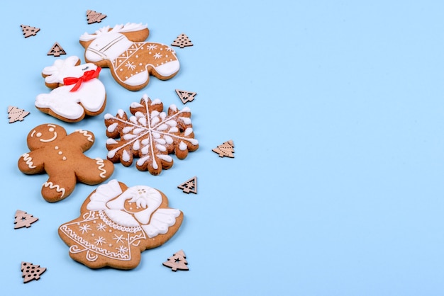 Pão de mel festivo de Natal feito em casa em um fundo de cor