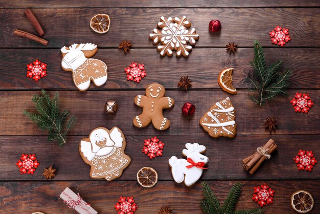 Pão de mel festivo de natal feito em casa em uma mesa escura