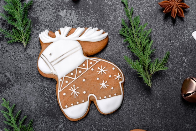 Pão de mel festivo de Natal feito em casa em uma mesa escura