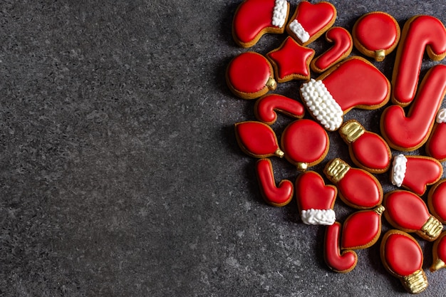 Pão de mel vermelho de Natal trata de biscoitos de lembrança com espaço de cópia de esmalte vermelho