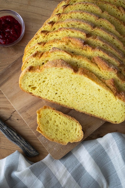 Pão de milho crocante. Fatias de pão de milho prontas para comer