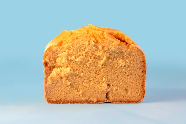 Pão de milho Pão de fubá caseiro em um fundo azul Vista superior