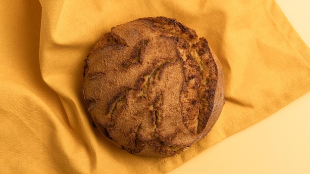 Pão de milho português em tecido amarelo