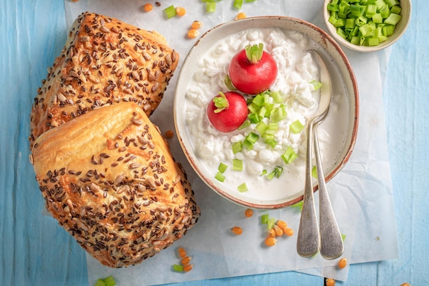 Pão de milho saudável para primavera e café da manhã fresco