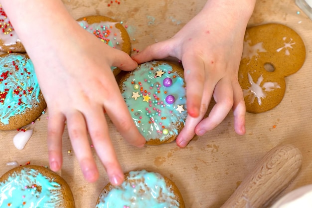 Pão de Natal e decoração de ingredientes de panificação com gelo e açúcar em pó