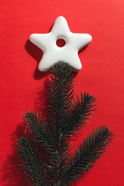 Pão de Natal em forma de uma árvore de Natal em um vermelho, copyspace.