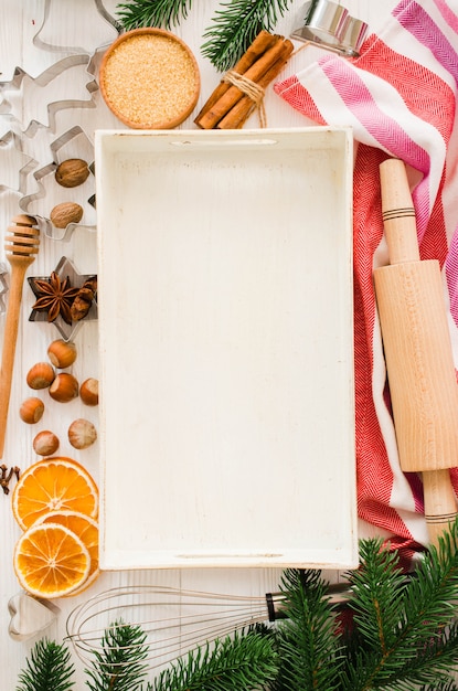 Pão de Natal, especiarias, cortadores de biscoito e rolo.