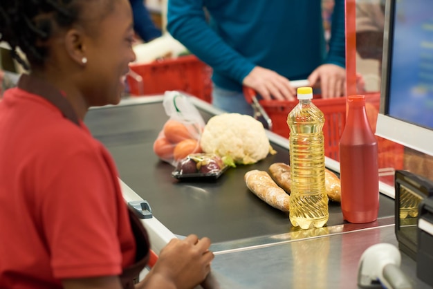 Pão de óleo de girassol ketchup e outros produtos alimentares frescos na linha de caixa