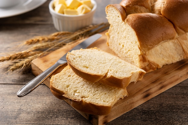 Pão de ovo trançado na mesa de madeira