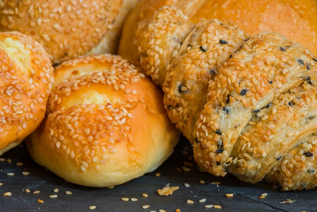 Pão de padaria caseiro tradicional com gergelim