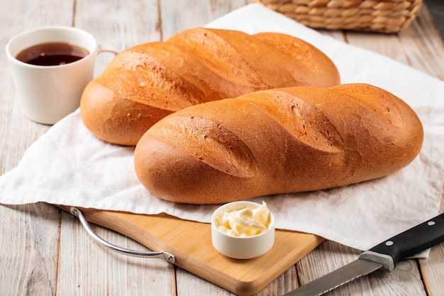 Pão de Pão branco com manteiga e café