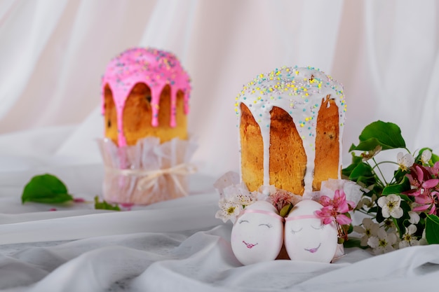 Pão de Páscoa e ovos com decorado em cores