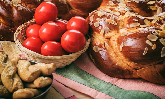 Pão de Páscoa e ovos em uma mesa