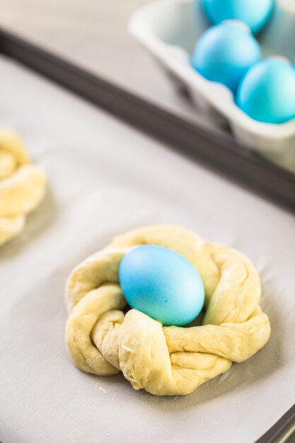 Pão de Páscoa italiano de cozimento com ovo de cor azul.