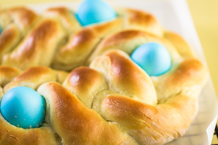 Foto pão de páscoa italiano feito em casa com ovos azuis orgânicos.