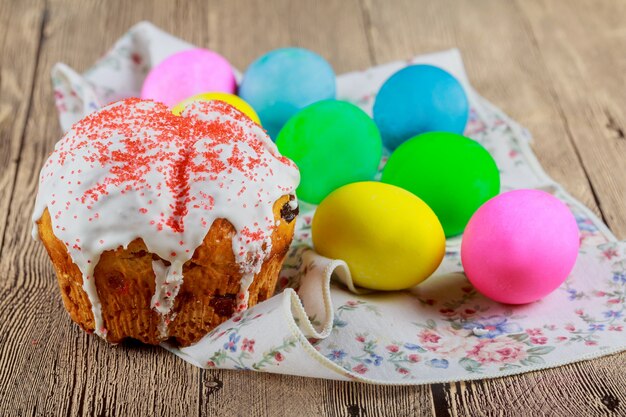 Pão de Páscoa Kulich Kulich coberto com decorado com ovos de Páscoa