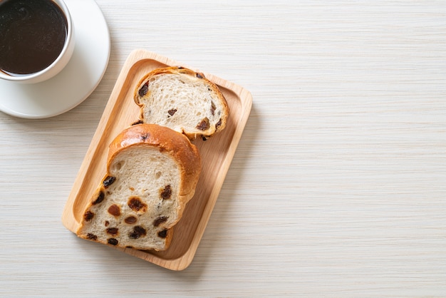 pão de passas com xícara de café no café da manhã