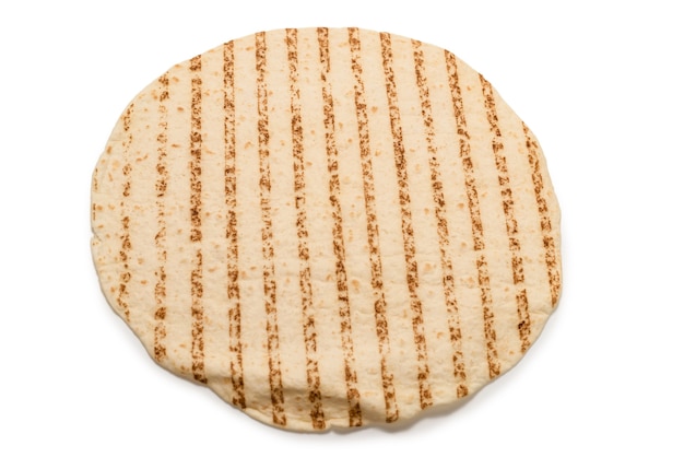 Foto pão de pitta grelhado isolado no fundo branco. vista do topo.