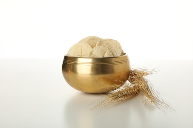 Pão de PNG em tigela dourada e espinhos isolados sobre fundo branco