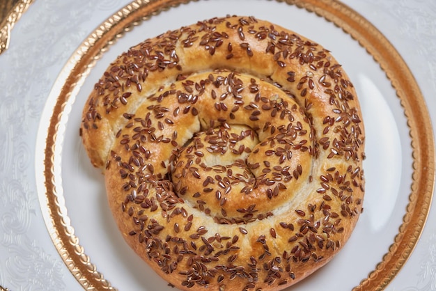 Pão de pretzel tradicional alemão orgânico sem laticínios vegan na mesa branca