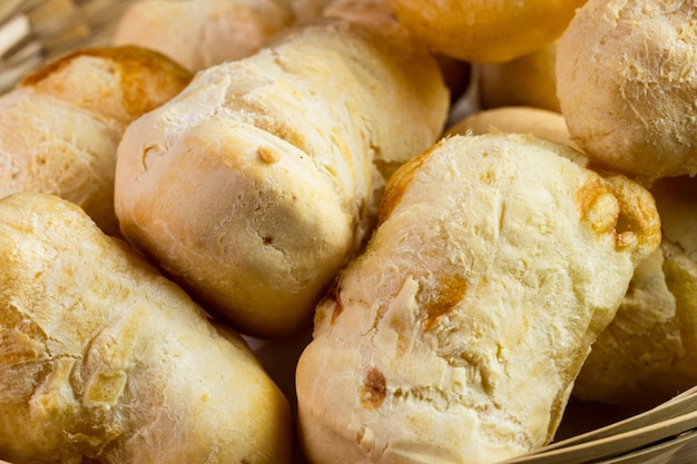 Pao de queijo brasileiro Pães de queijo fresco em madeira rústica Foco seletivo