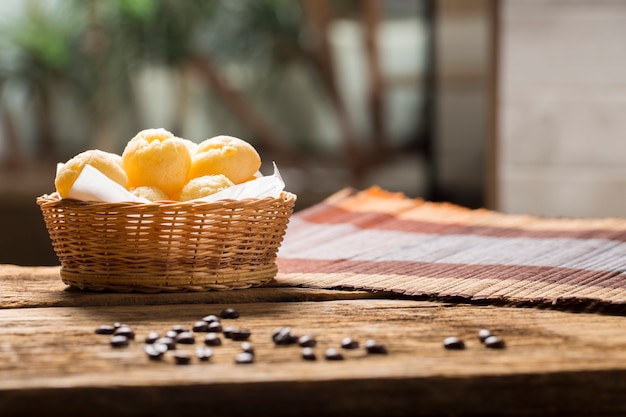 Pao de queijo brasileiro, um pão de queijo com espaço de cópia