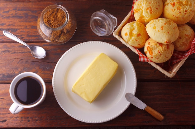 Pão de queijo caseiro, lanche tradicional brasileiro, na mesa do café em uma cozinha rústica