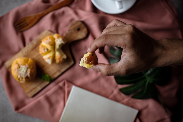 Pão de queijo de alho Yugjjog Maneulppang é comida de rua popular coreana servida na mesa