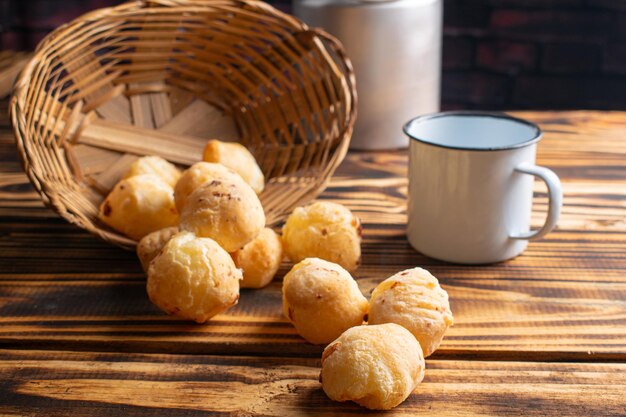 Foto pão de queijo deliciosos pães de queijo do brasil em madeira rústica foco seletivo