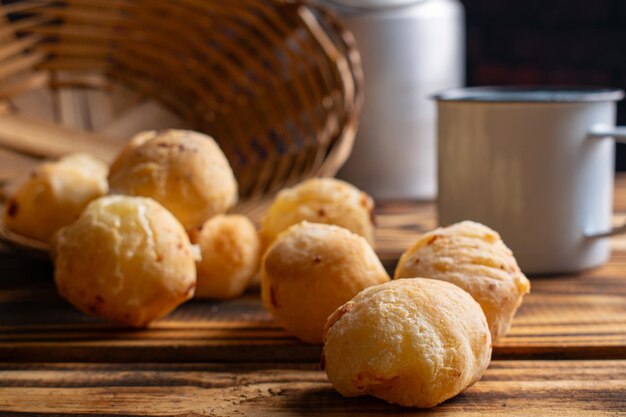 Pão de queijo deliciosos pães de queijo do Brasil em madeira rústica foco seletivo