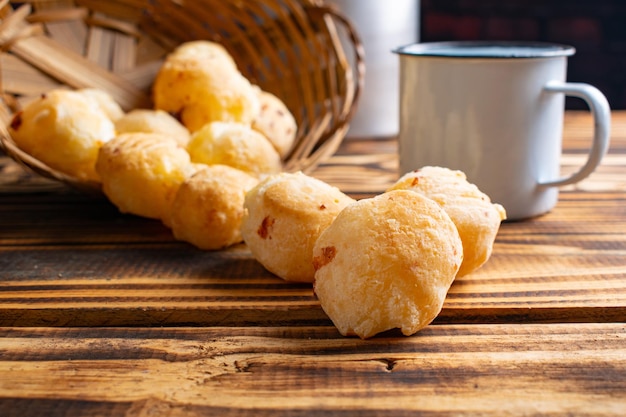 Pão de queijo deliciosos pães de queijo do Brasil em madeira rústica foco seletivo