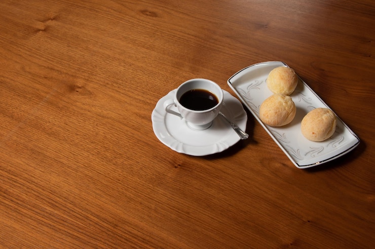 Foto pão de queijo e café na mesa, café da manhã