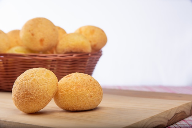 Foto pão de queijo em uma cesta de vime