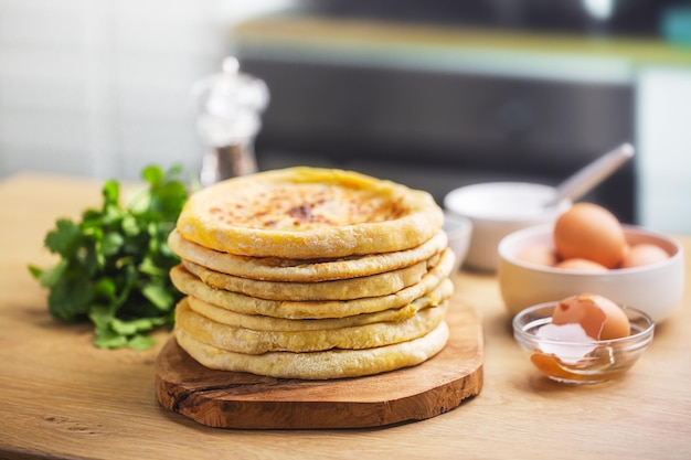 Pão de queijo Khachapuri, comida tradicional caucasiana ou nacional da Geórgia, horizontal