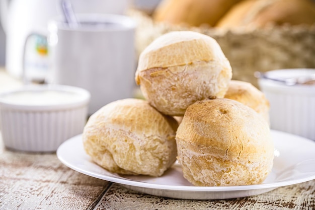 Pão de queijo lanche típico de Minas Gerais servido quente com café tradição brasileira