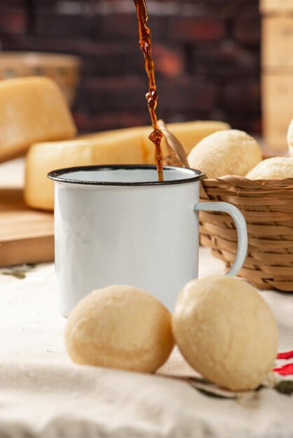 Pão de queijo, mesa do café no Brasil, pão de queijo, café e acessórios, foco seletivo.