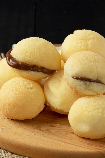 Pão de queijo recheado com avelã.