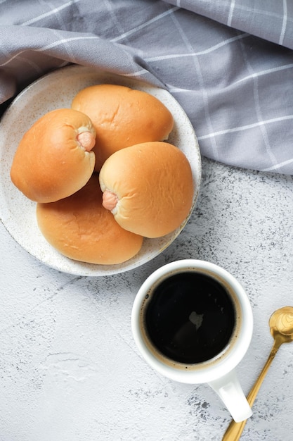 Pão de Salsicha e Café com Fundo Branco